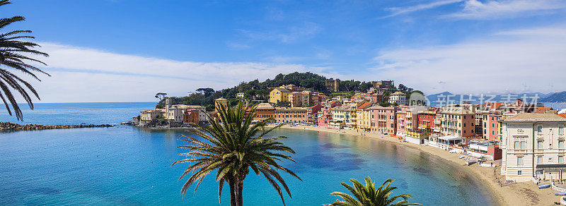 它位于Sestri Levante的Baia del Silenzio(沉默湾)，被意大利利古里亚特色的彩色建筑包围